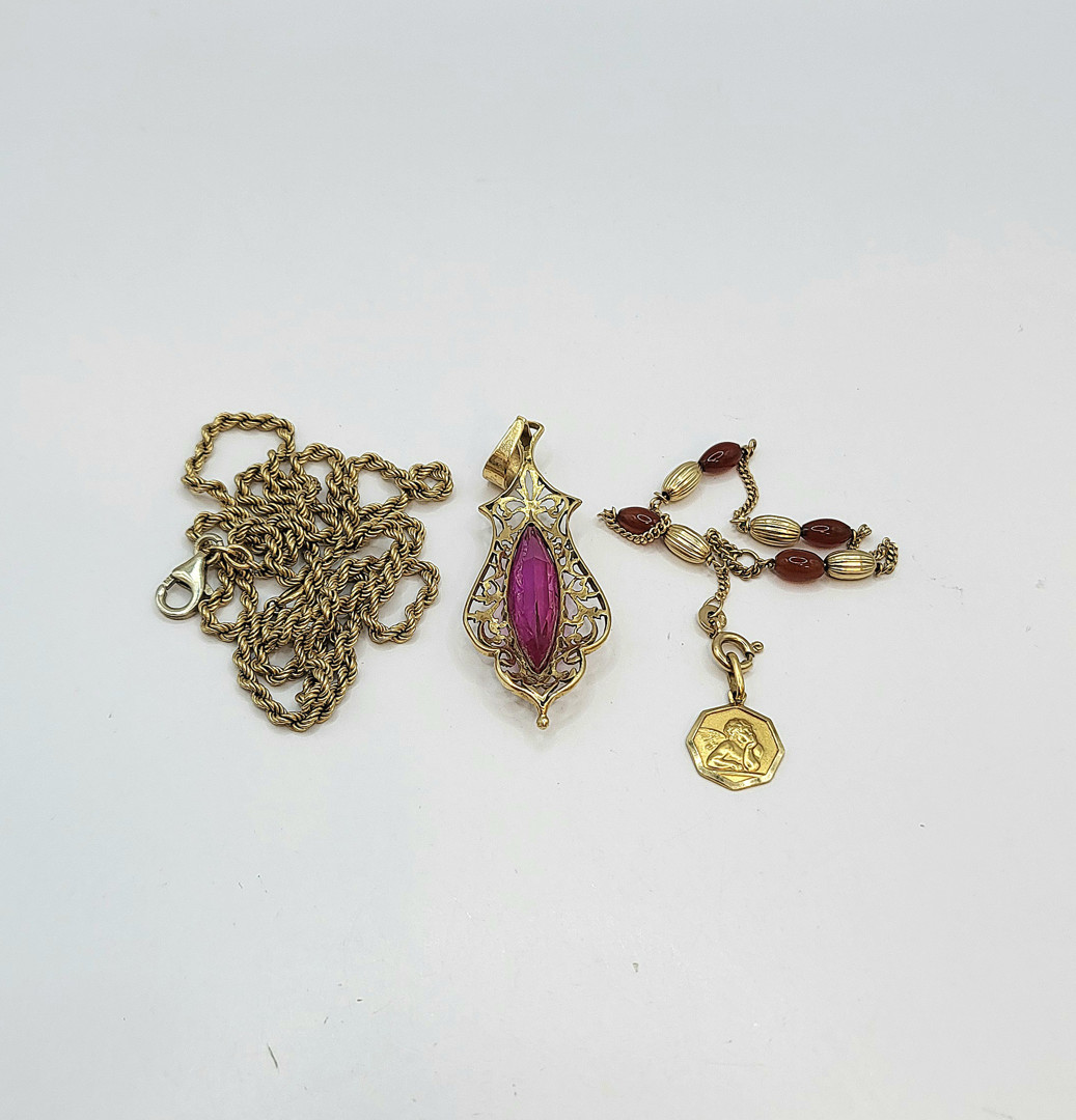 Vari oggetti oro pietre