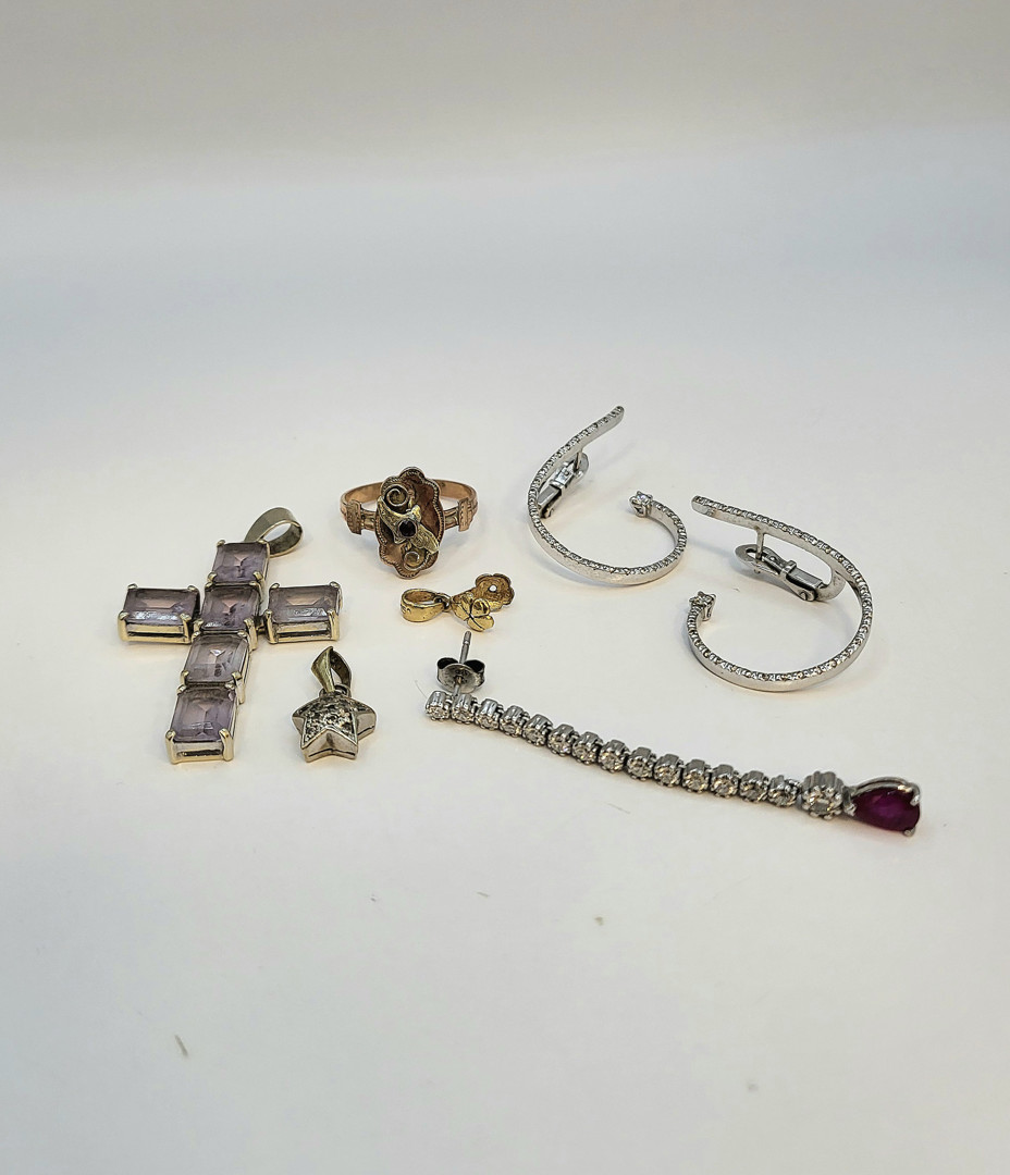 Vari oggetti in oro argento diamanti pietre