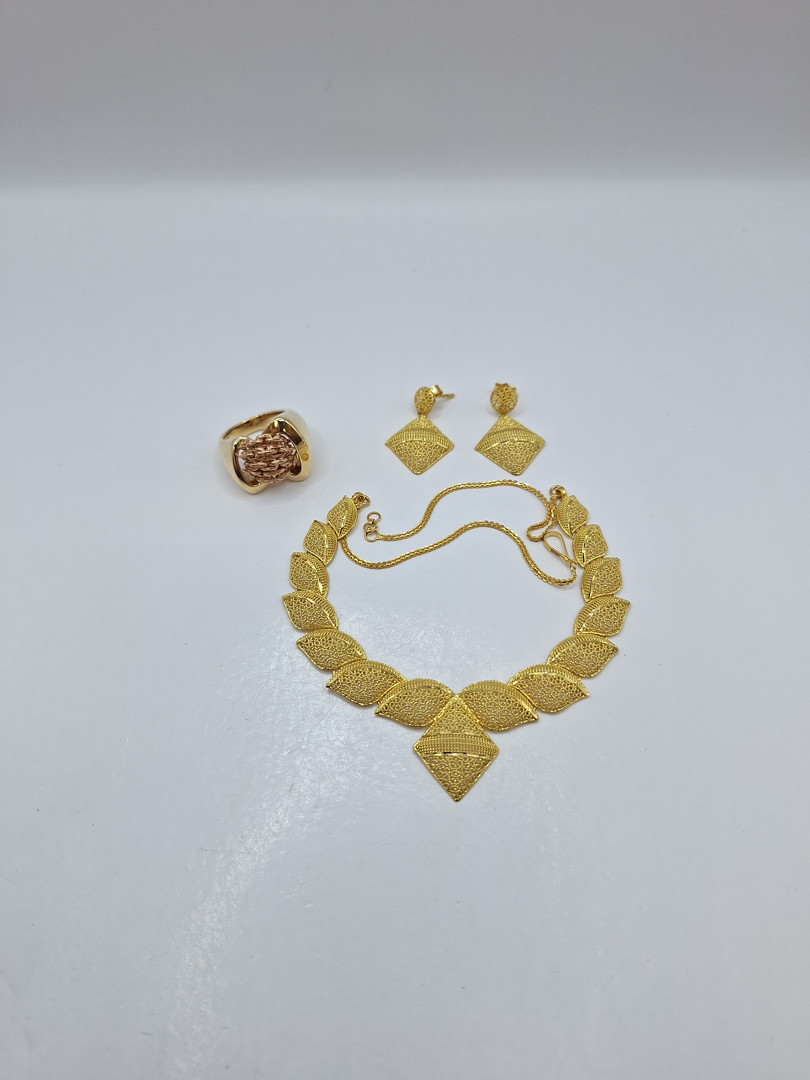 Collana un paio orecchini e anello in oro