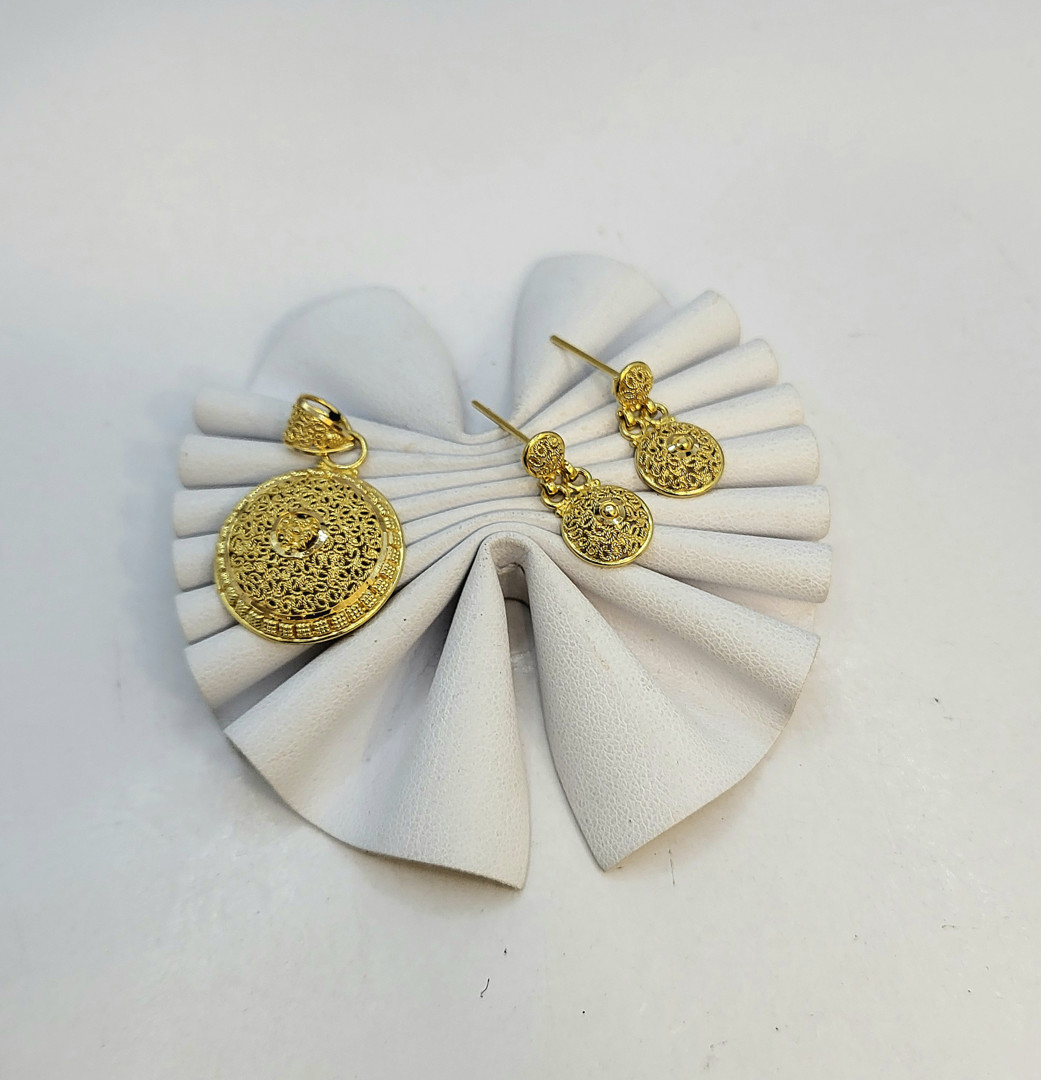 Paio orecchini e ciondolo oro