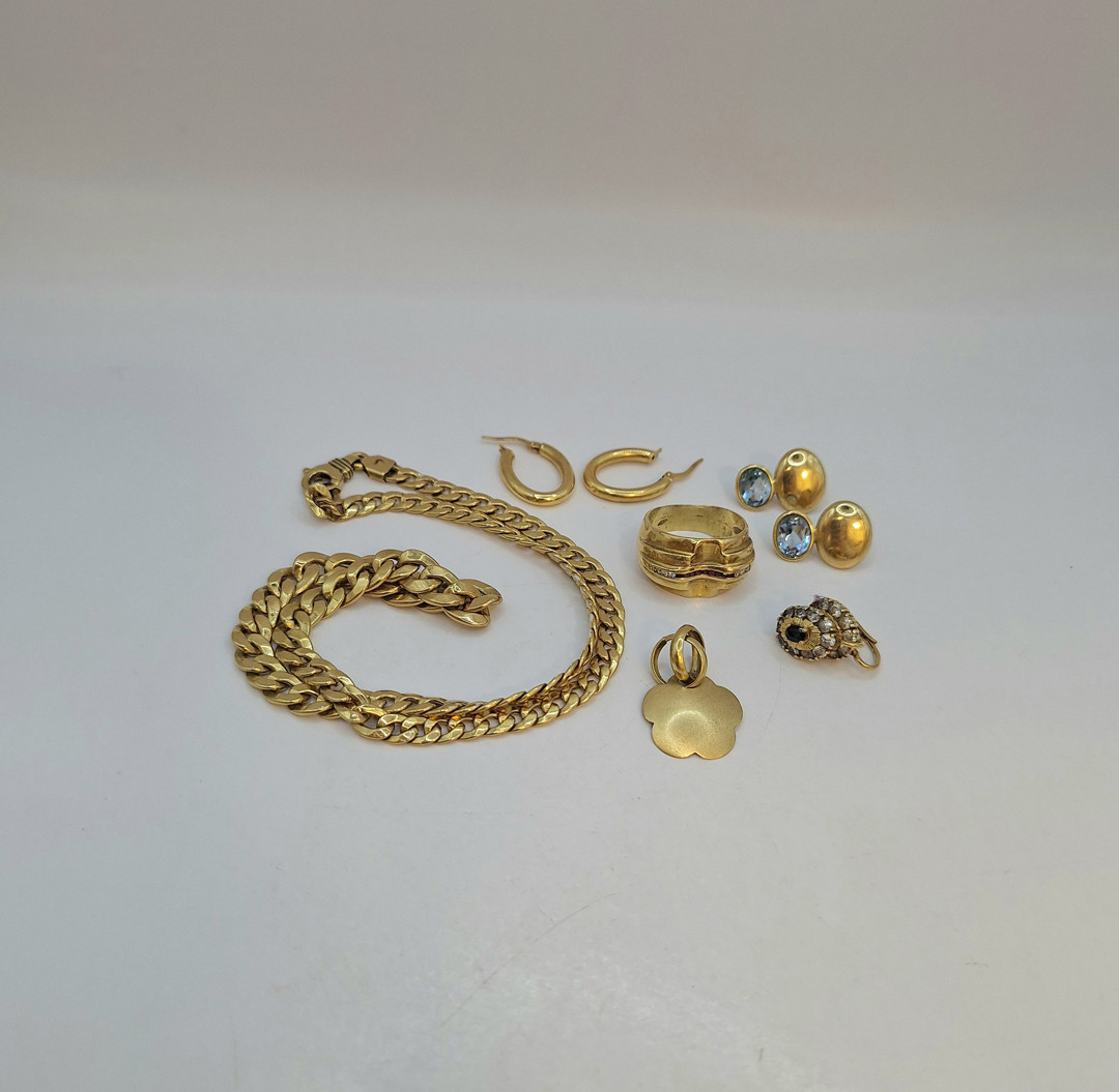 Vari oggetti oro pietre