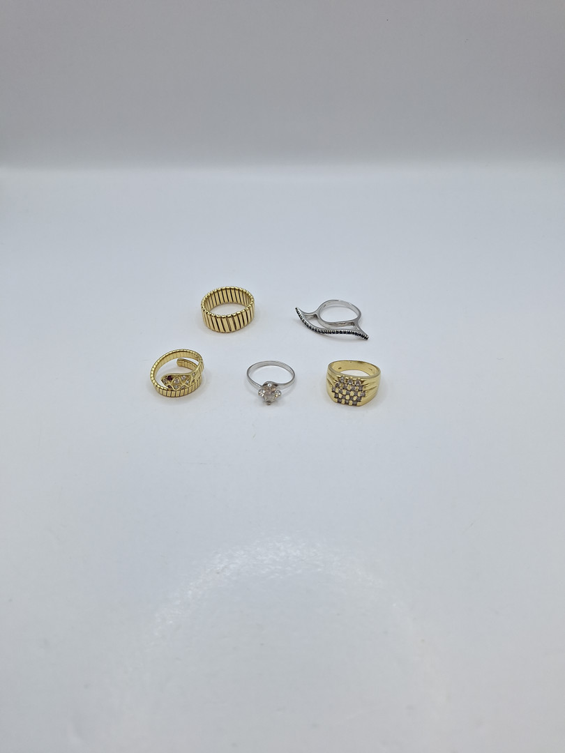 Cinque anelli oro pietre