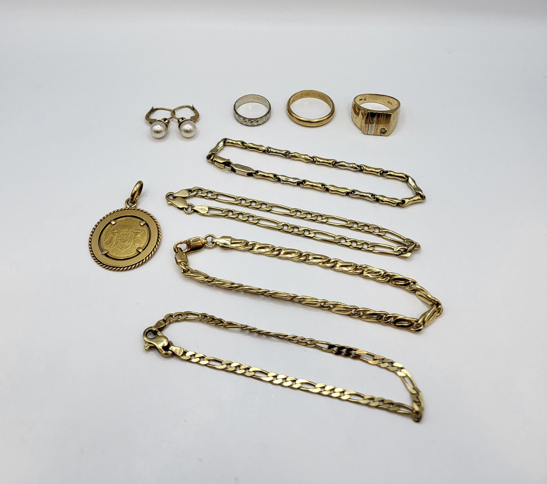 Vari oggetti oro pietra perle