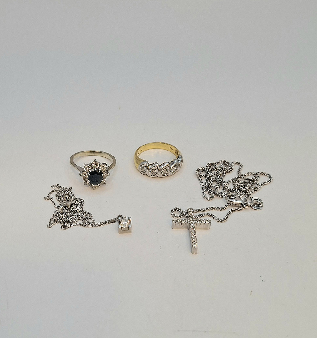 Vari oggetti oro pietra diamantini