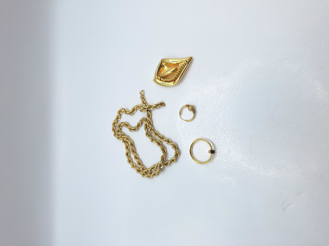 Collana anello ciondolo e orecchino oro 