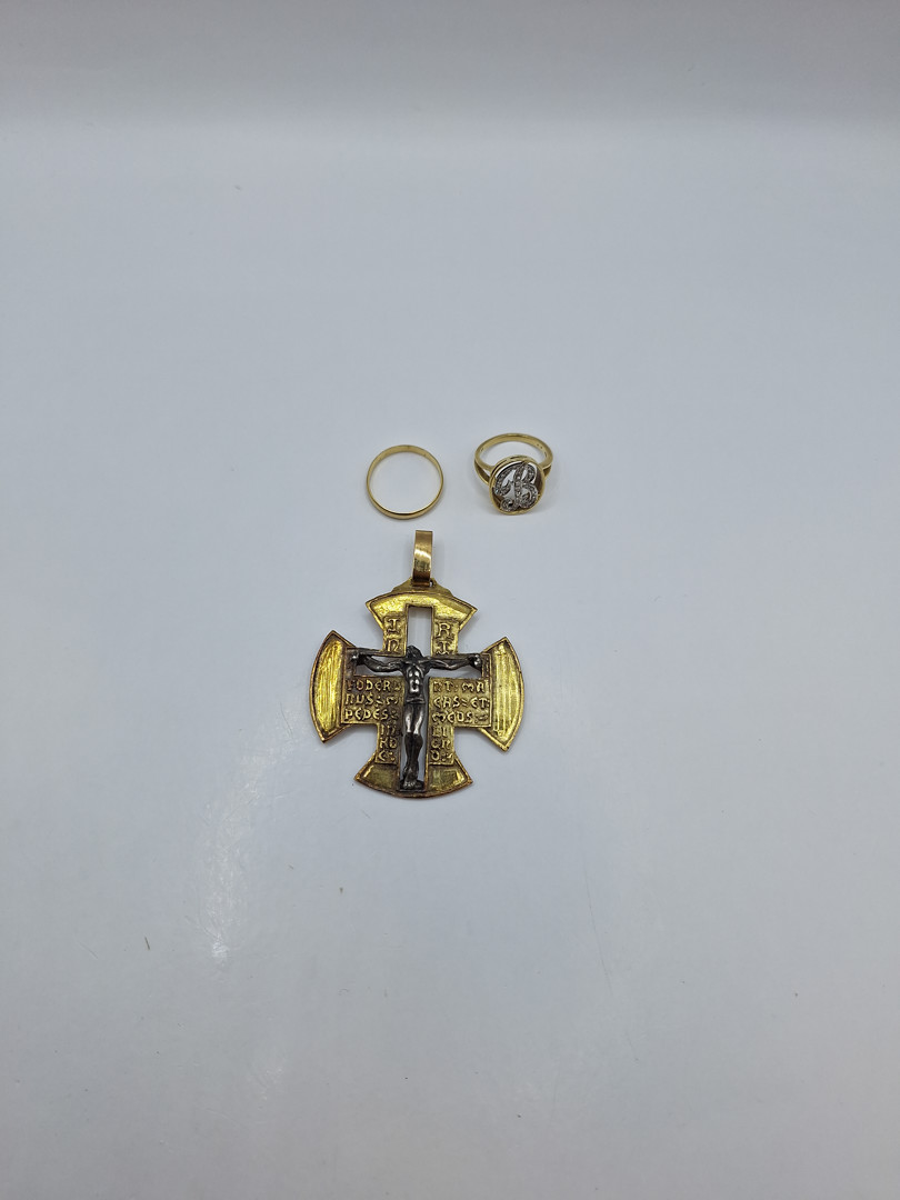 Due anelli e ciondolo in oro argento pietre 