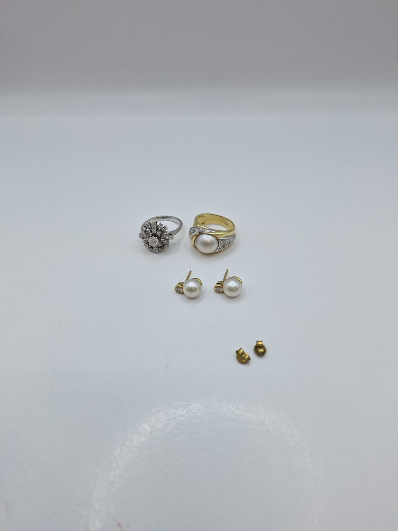 Vari oggetti in oro perle diamanti metallo