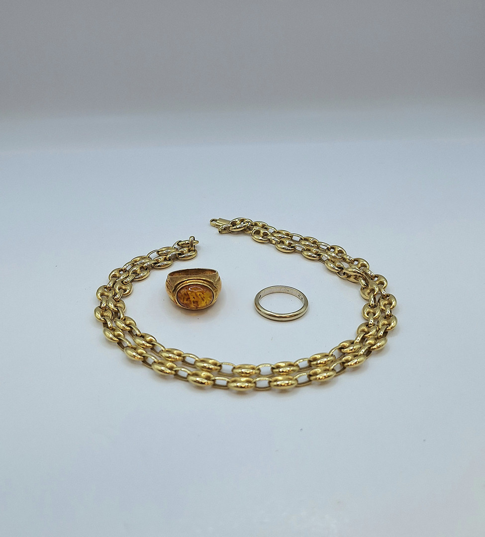 Collana e un paio di anelli oro pietre