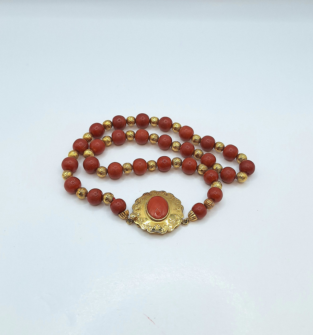 Collana oro e coralli