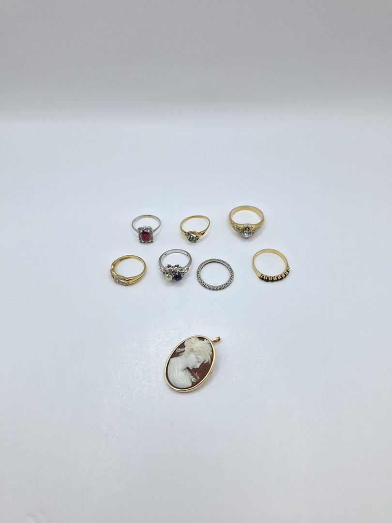 Sette anelli e spilla in oro pietre diamantini 