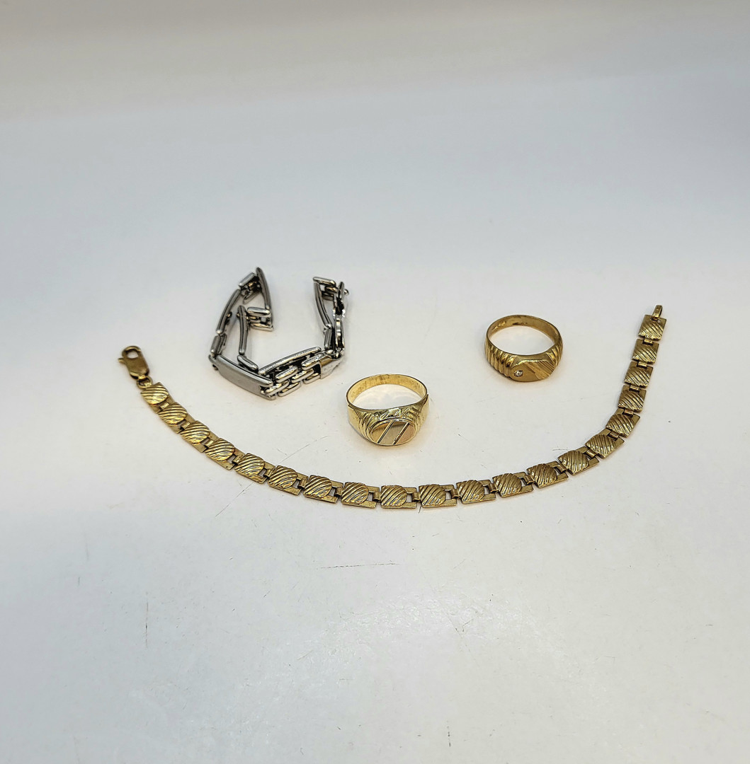 Vari oggetti oro pietra