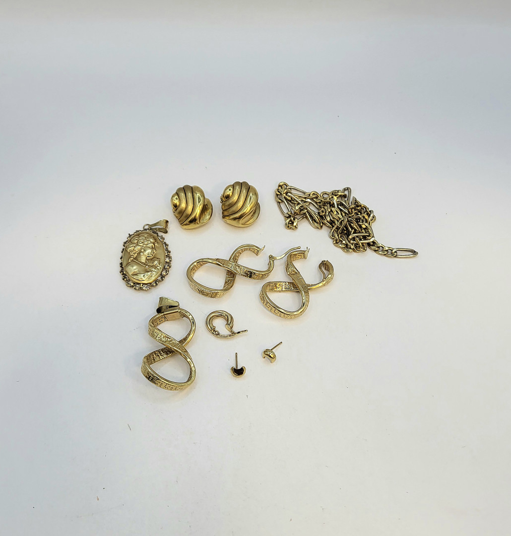 Vari oggetti oro pietre