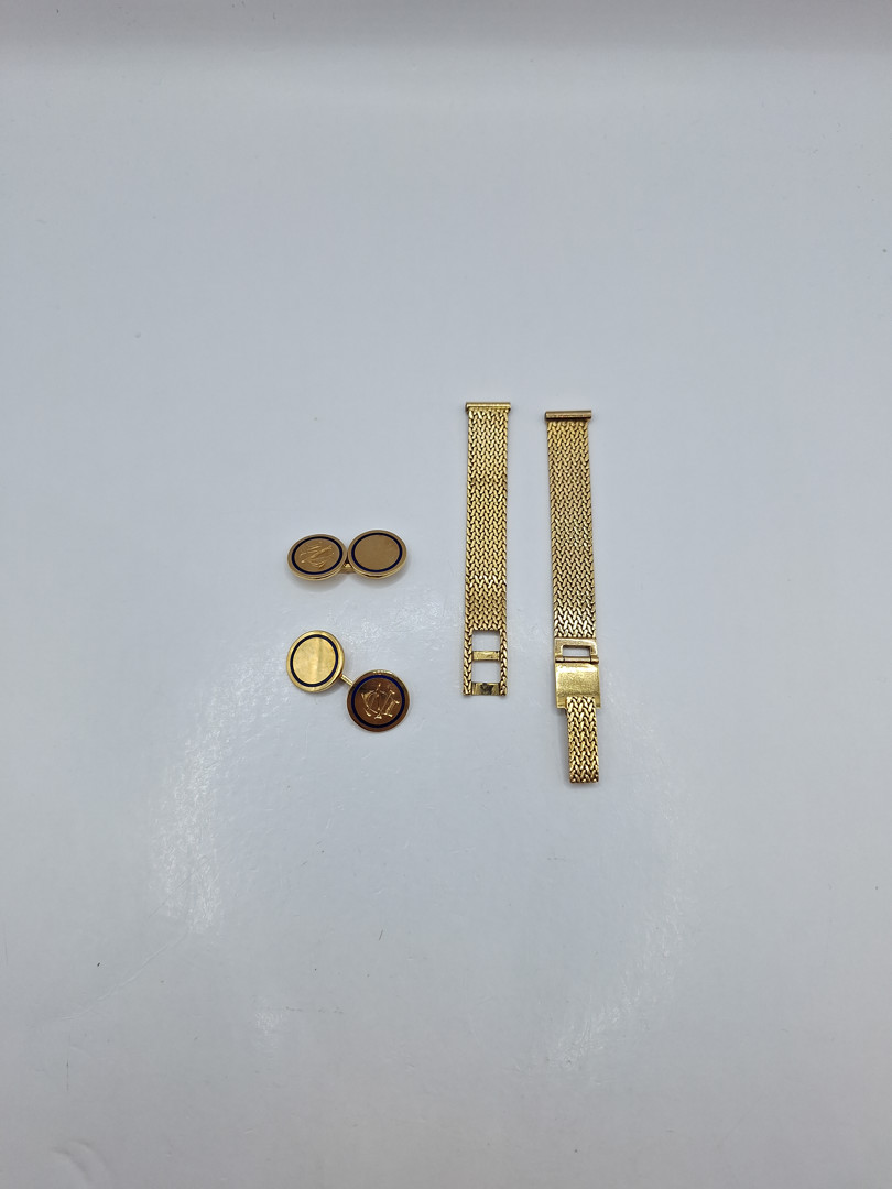 Vari oggetti in oro smalti