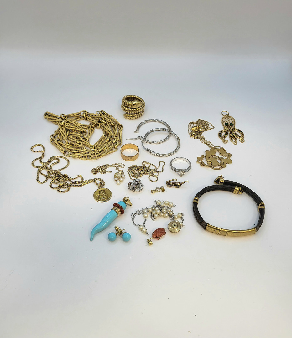 Vari oggetti oro pietre perle smalti 