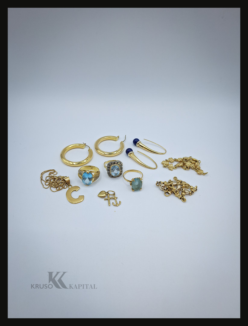 Vari oggetti in oro argento diamanti pietre