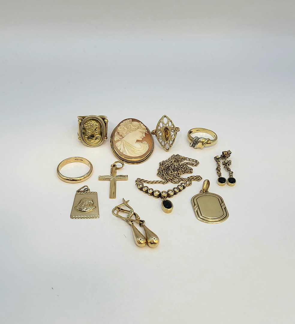 Vari oggetti oro pietre