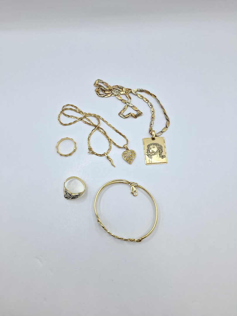 Vari oggetti in oro pietre 