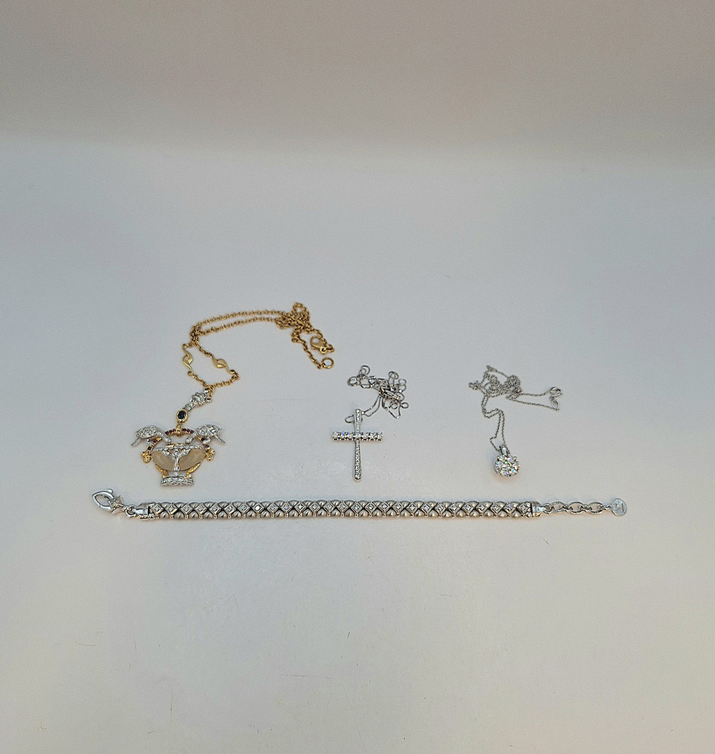 Vari oggetti in oro diamanti pietre