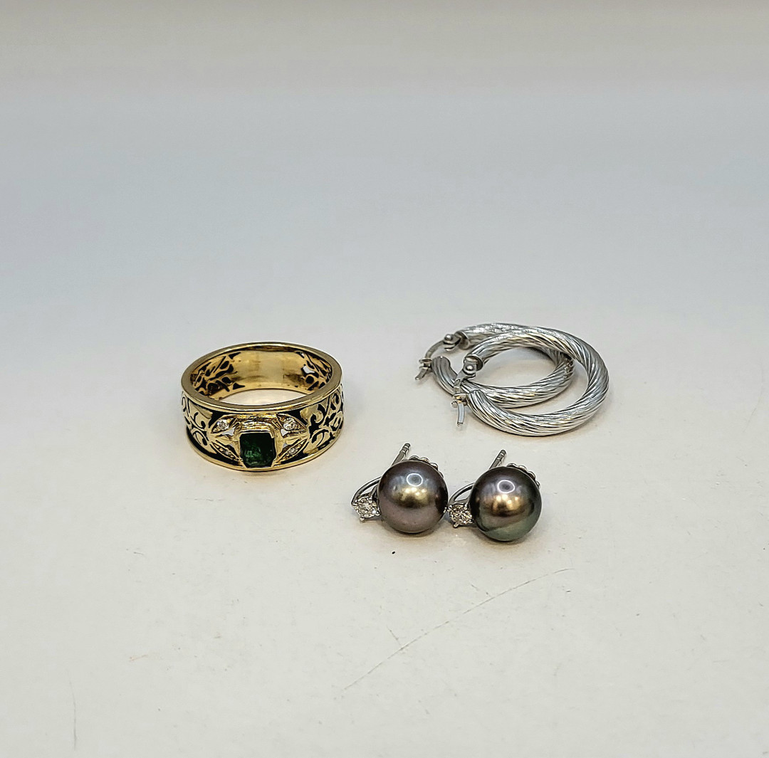 Vari oggetti oro pietre perle diamantini