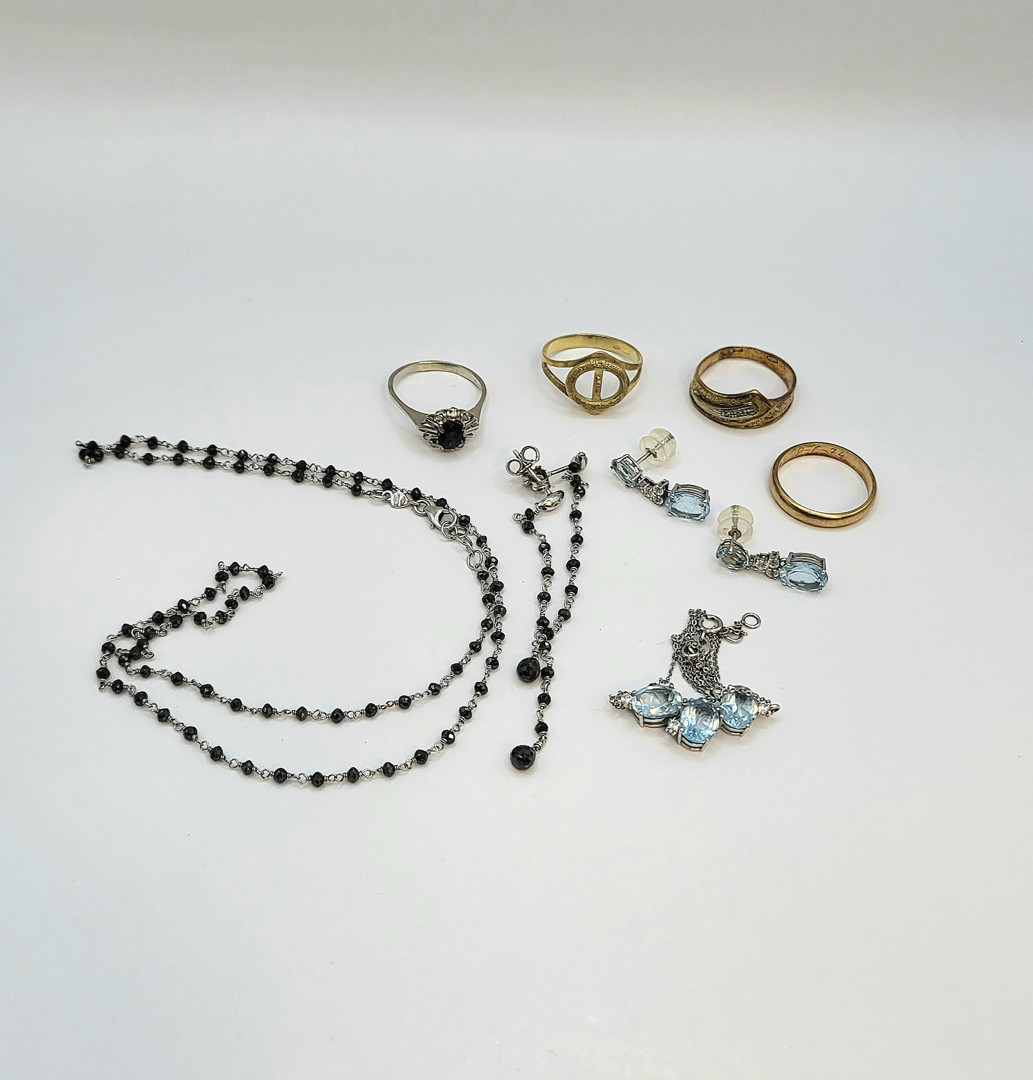 Vari oggetti oro pietre 