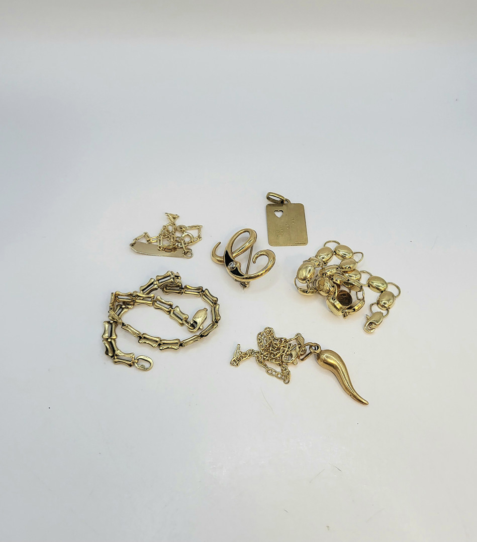 Due ciondoli quattro bracciali oro pietra