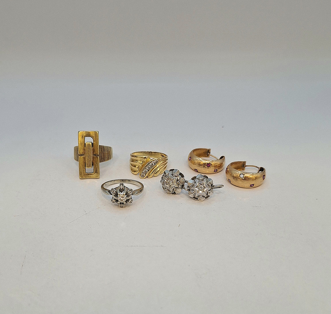 Vari oggetti oro pietre diamantini