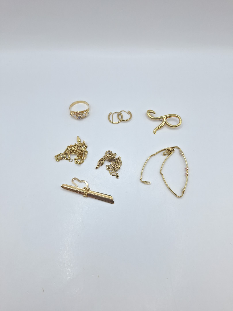 Vari oggetti in oro pietre