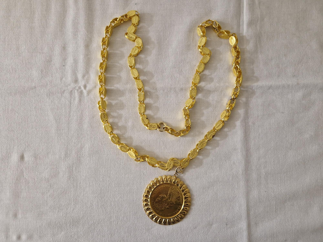 Collana e pezzo metallo
