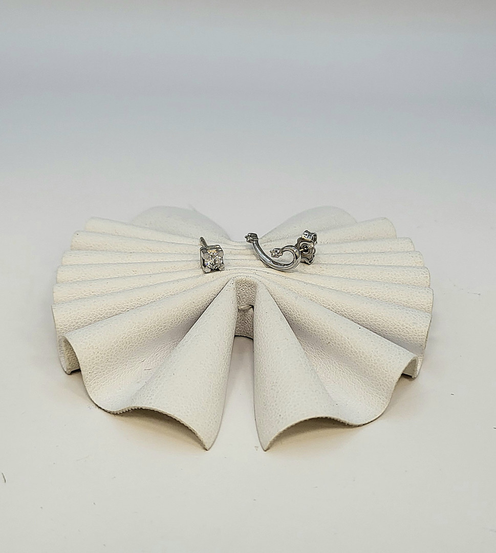 Paio orecchini oro diamantini