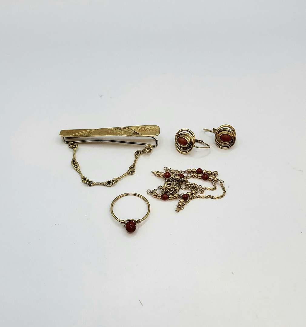 Vari oggetti oro coralli