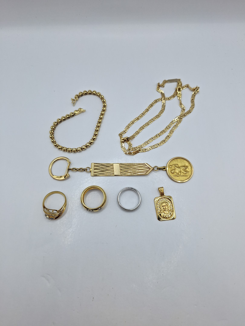 Vari oggetti in oro pietre diamantini