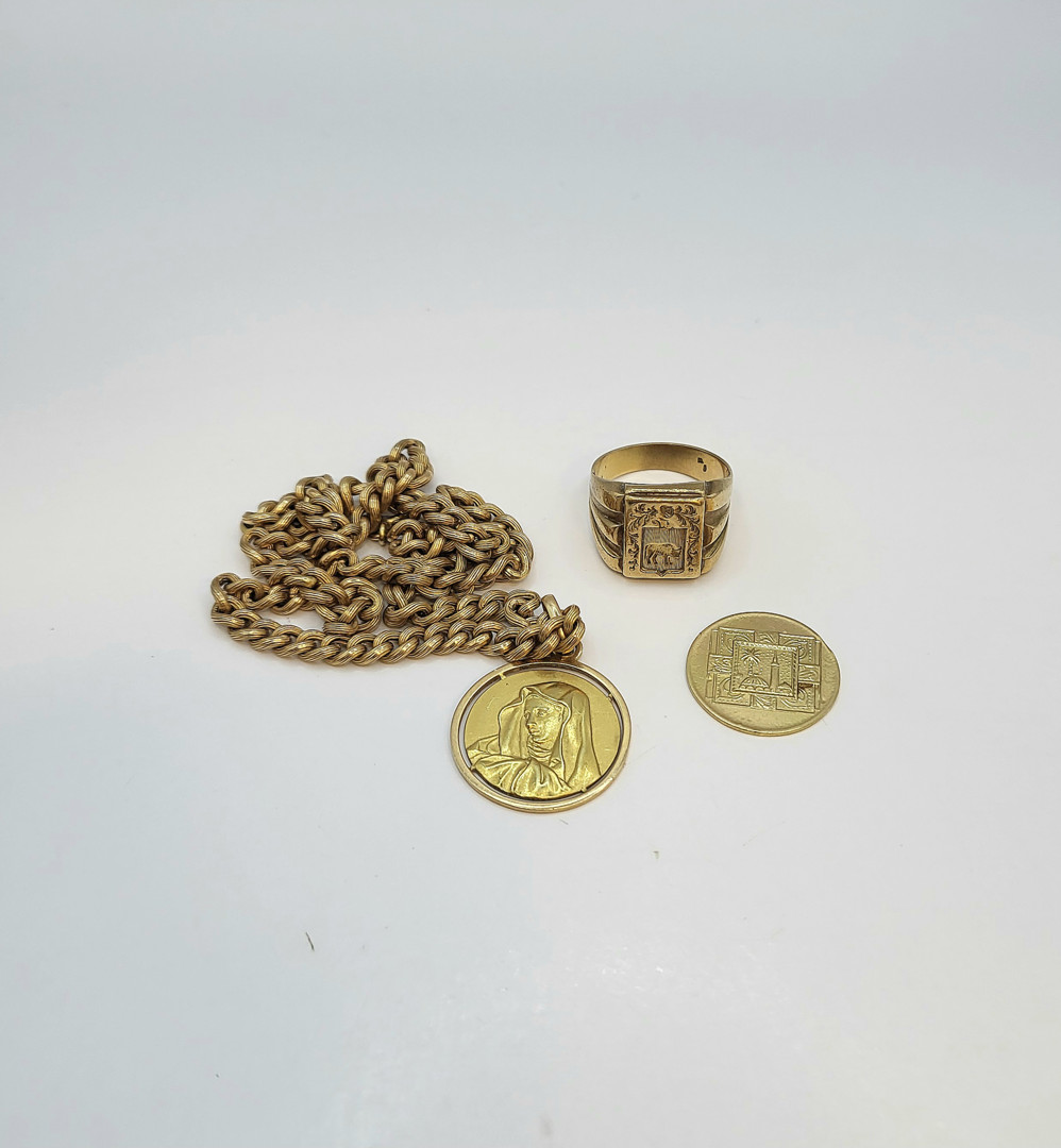Anello collana ciondolo e pezzo in oro 