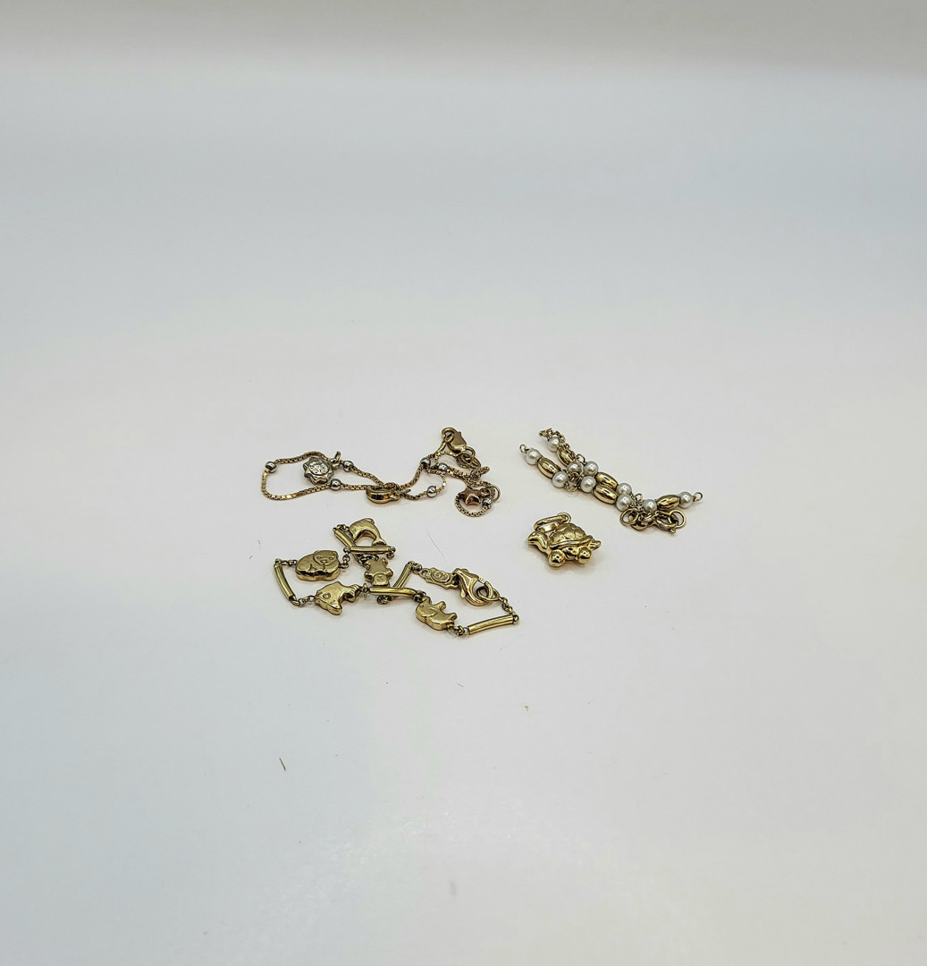 Tre bracciali e ciondolo oro perline 