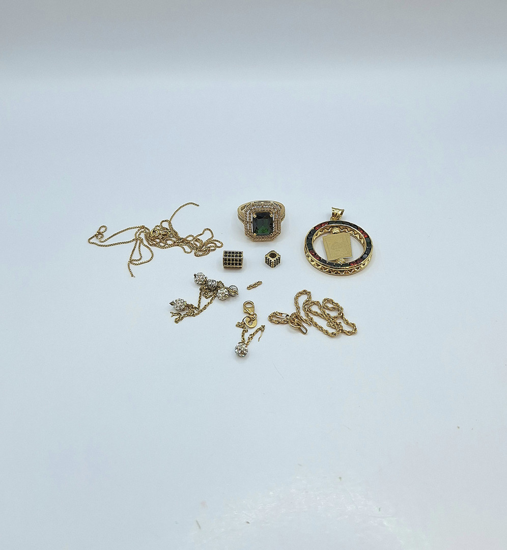 Vari oggetti in oro pietre 