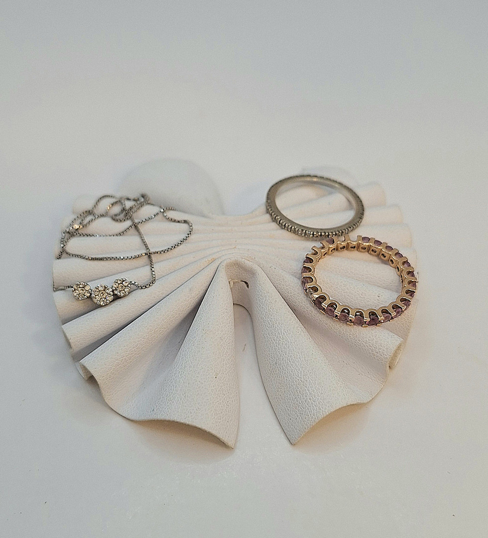 Collana e due anelli oro pietre
