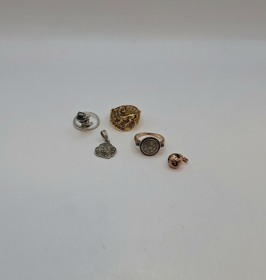 Vari oggetti oro argento pietre diamantini