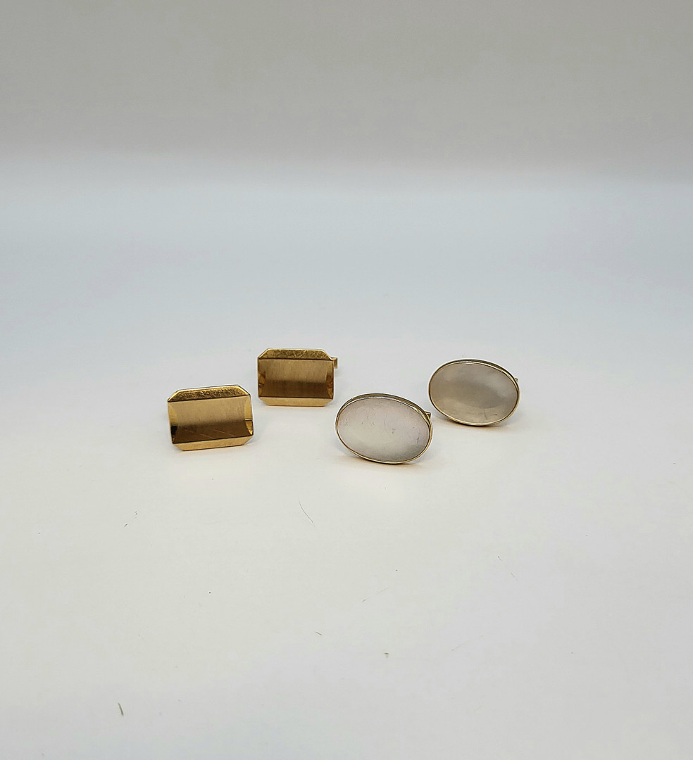 Due paia di gemelli in oro pietre 