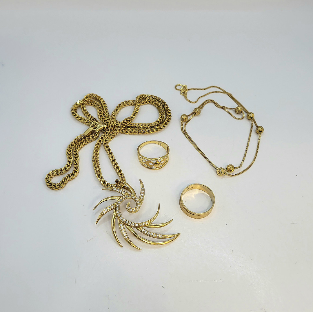 Vari oggetti oro pietre
