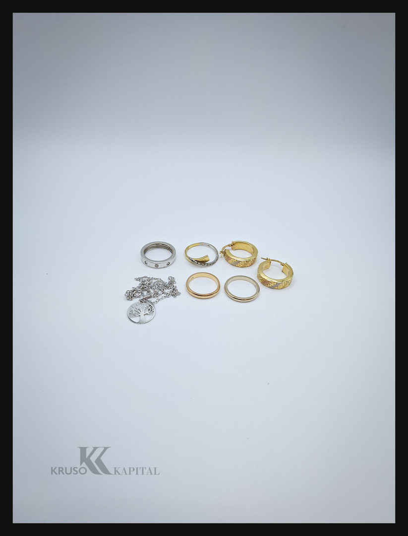 Vari oggetti in oro diamantini