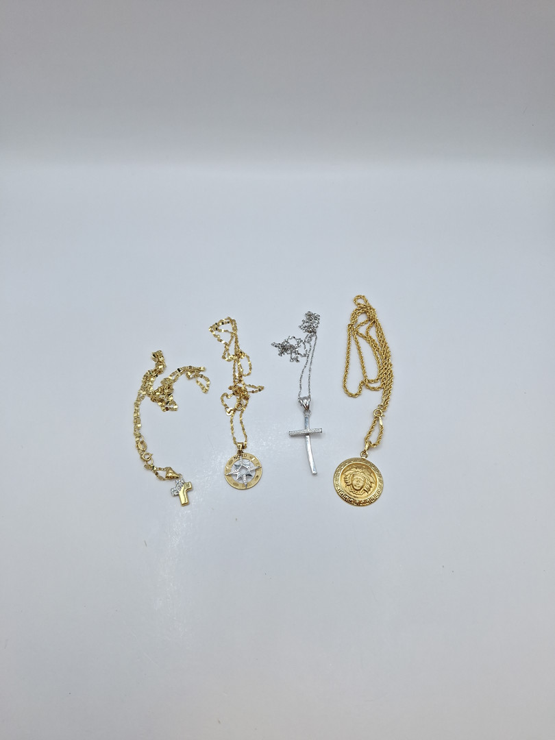 Quattro collane e quattro ciondoli oro pietre 