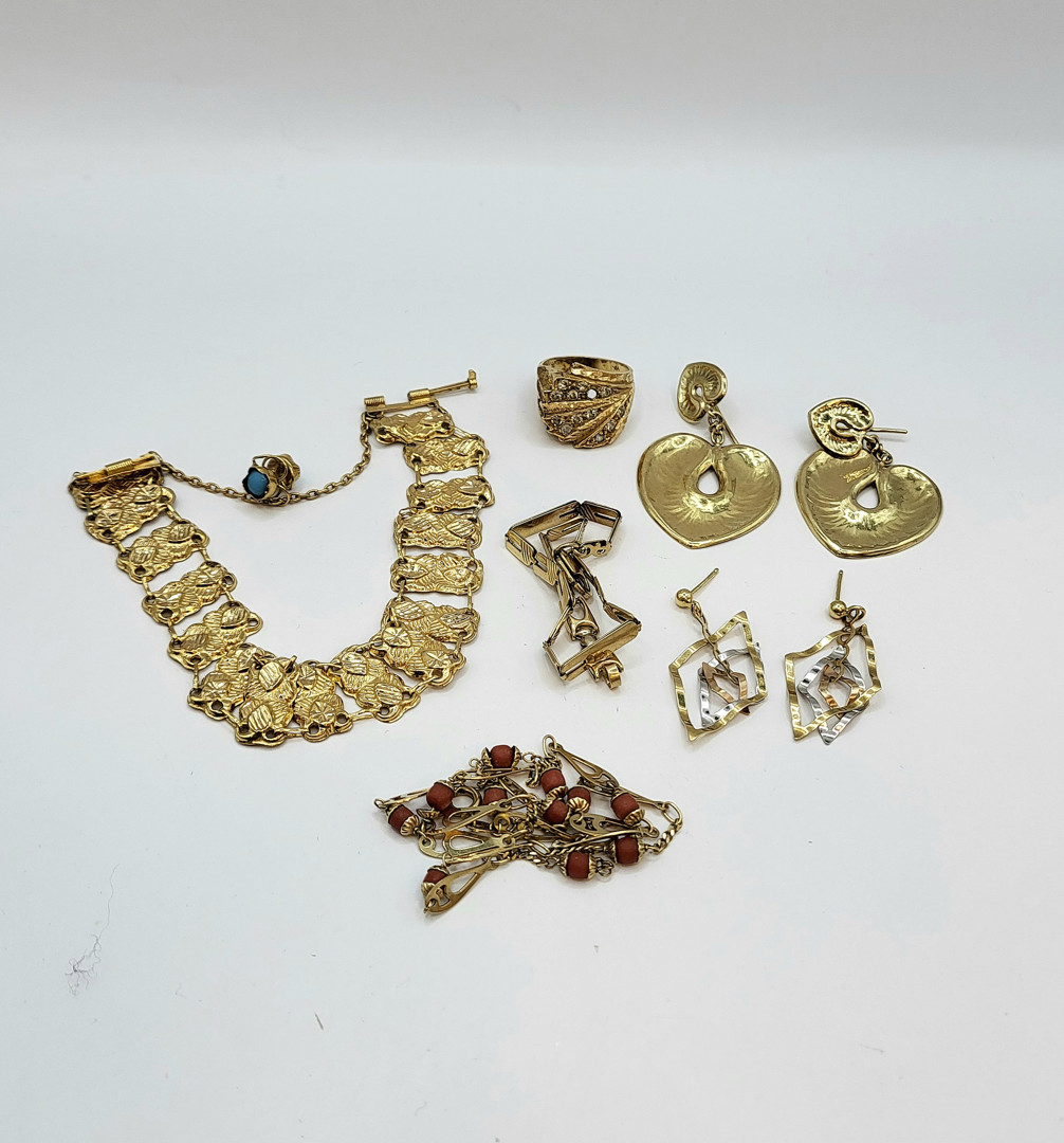 Vari oggetti in oro pietre 