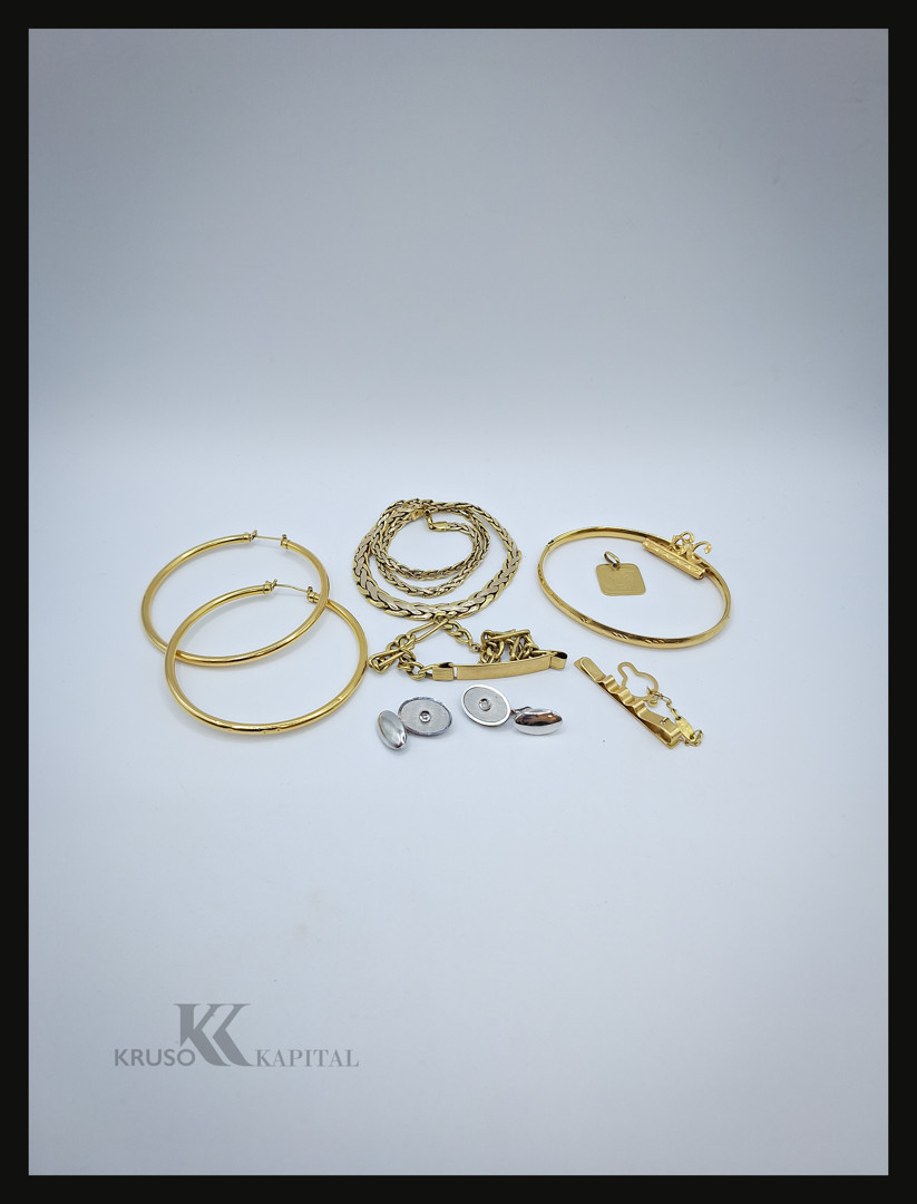 Vari oggetti in oro diamantini
