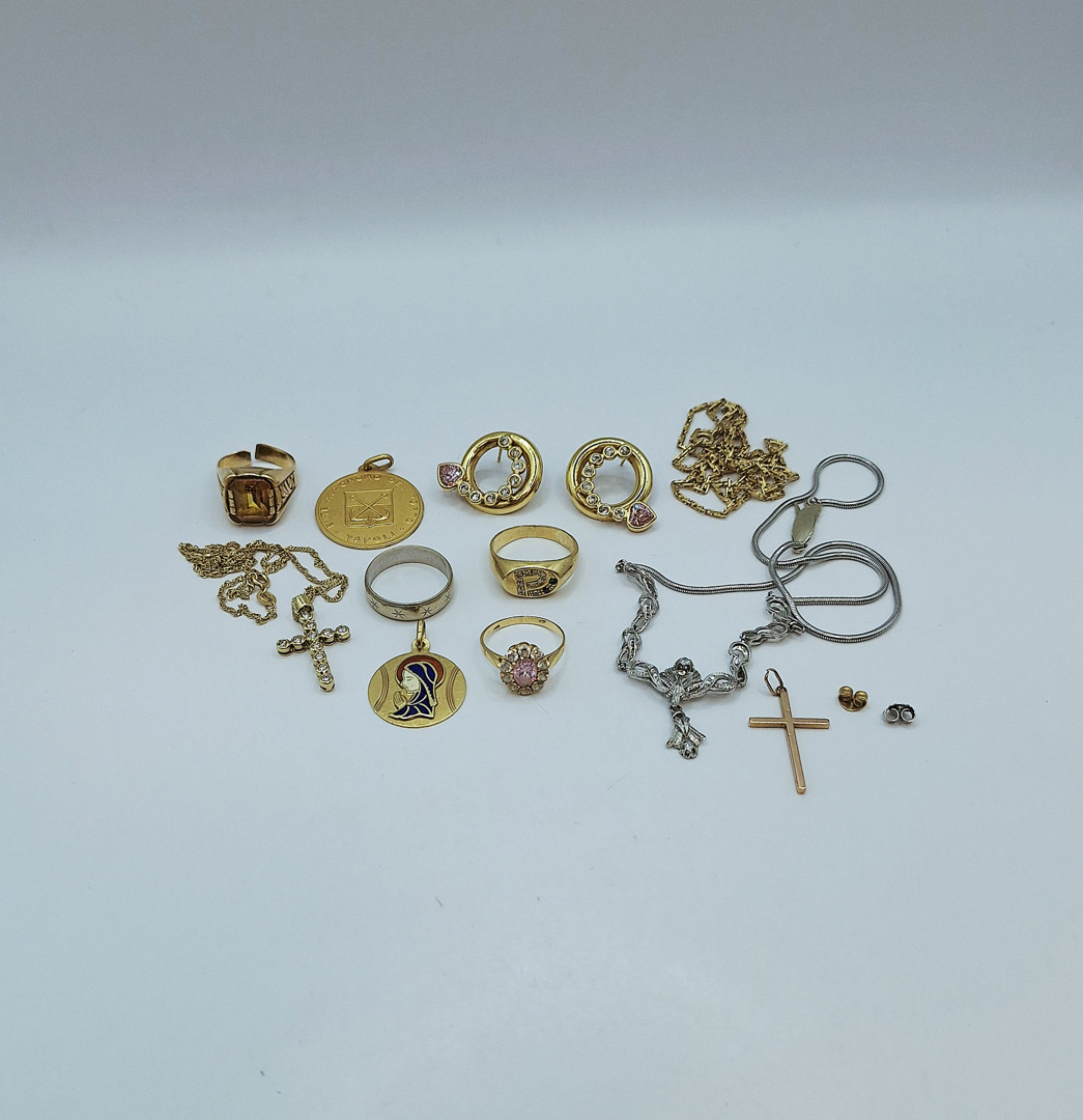 Vari oggetti oro pietre diamantini argento