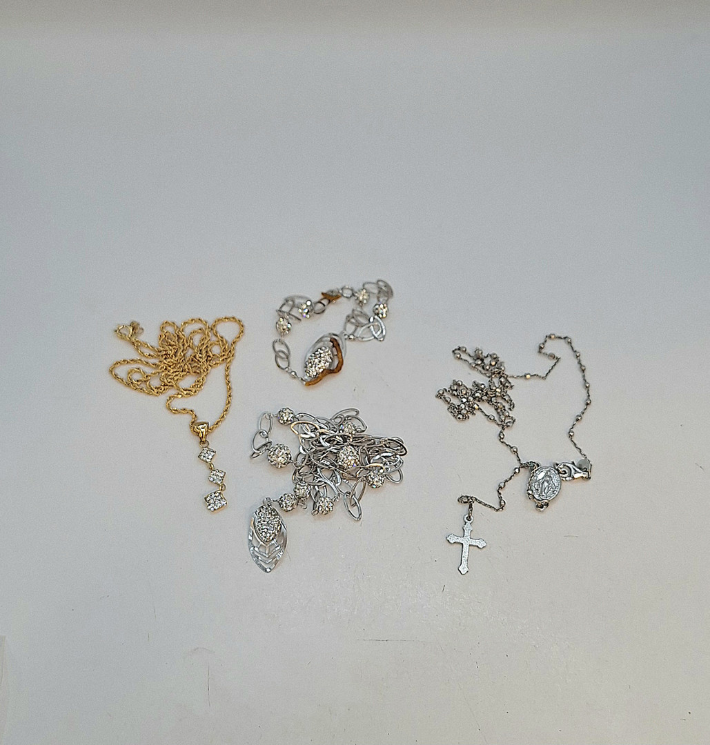 Vari oggetti oro argento pietre