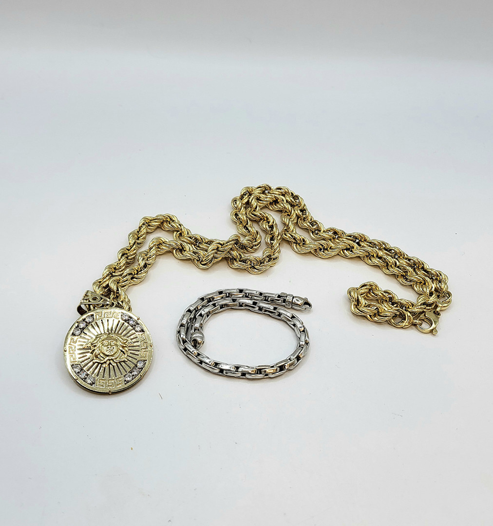 Vari oggetti oro pietre