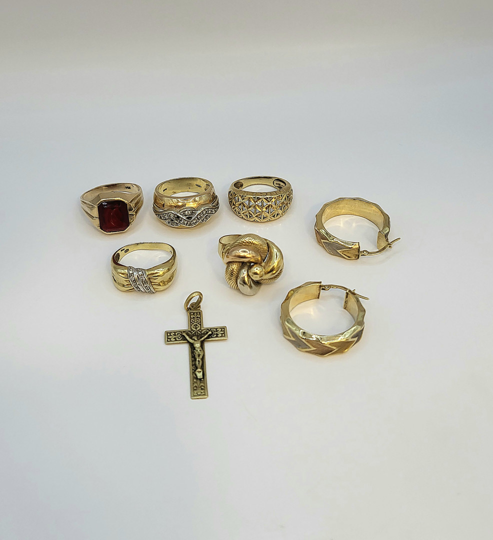 Vari oggetti in oro pietre diamantini 