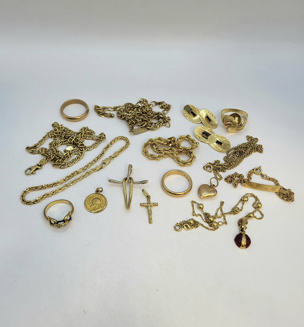 Vari oggetti oro smalto pietre