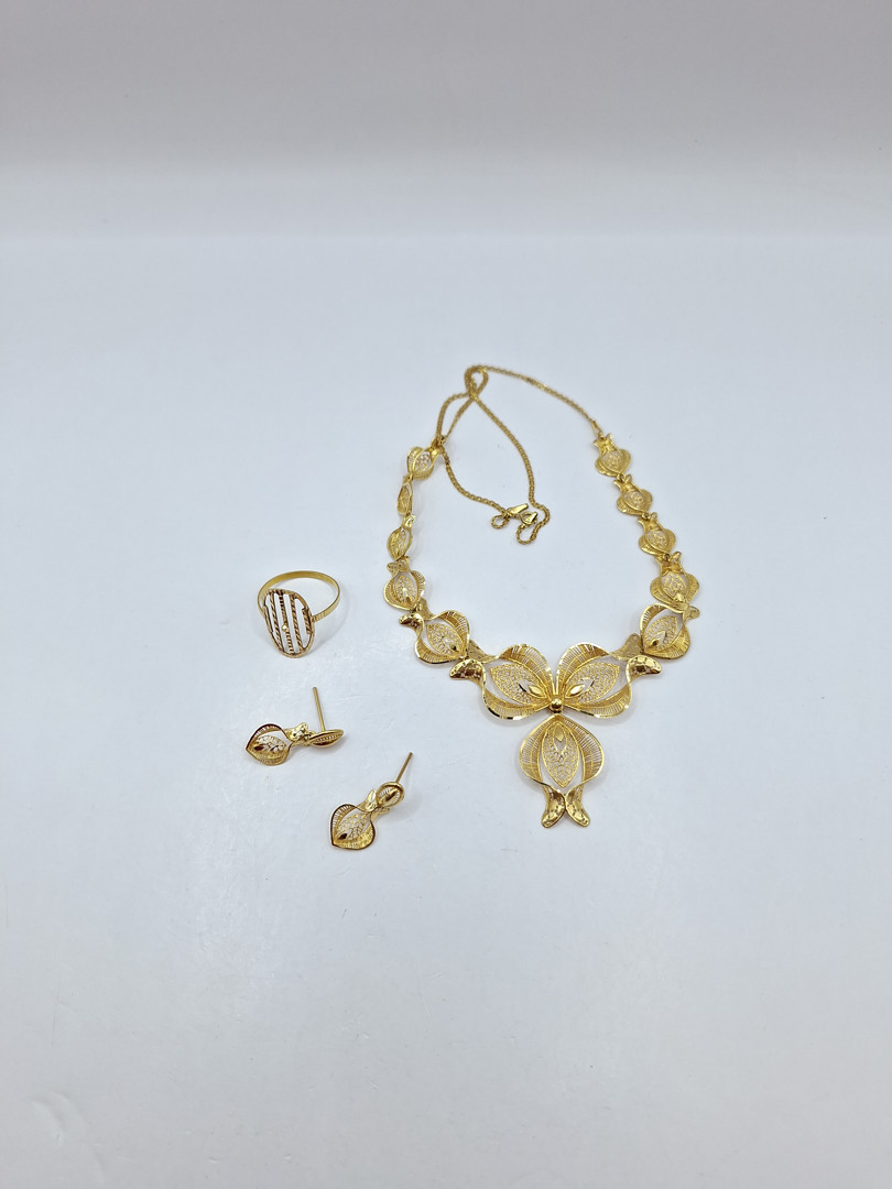 Collana anello e un paio orecchini in oro 