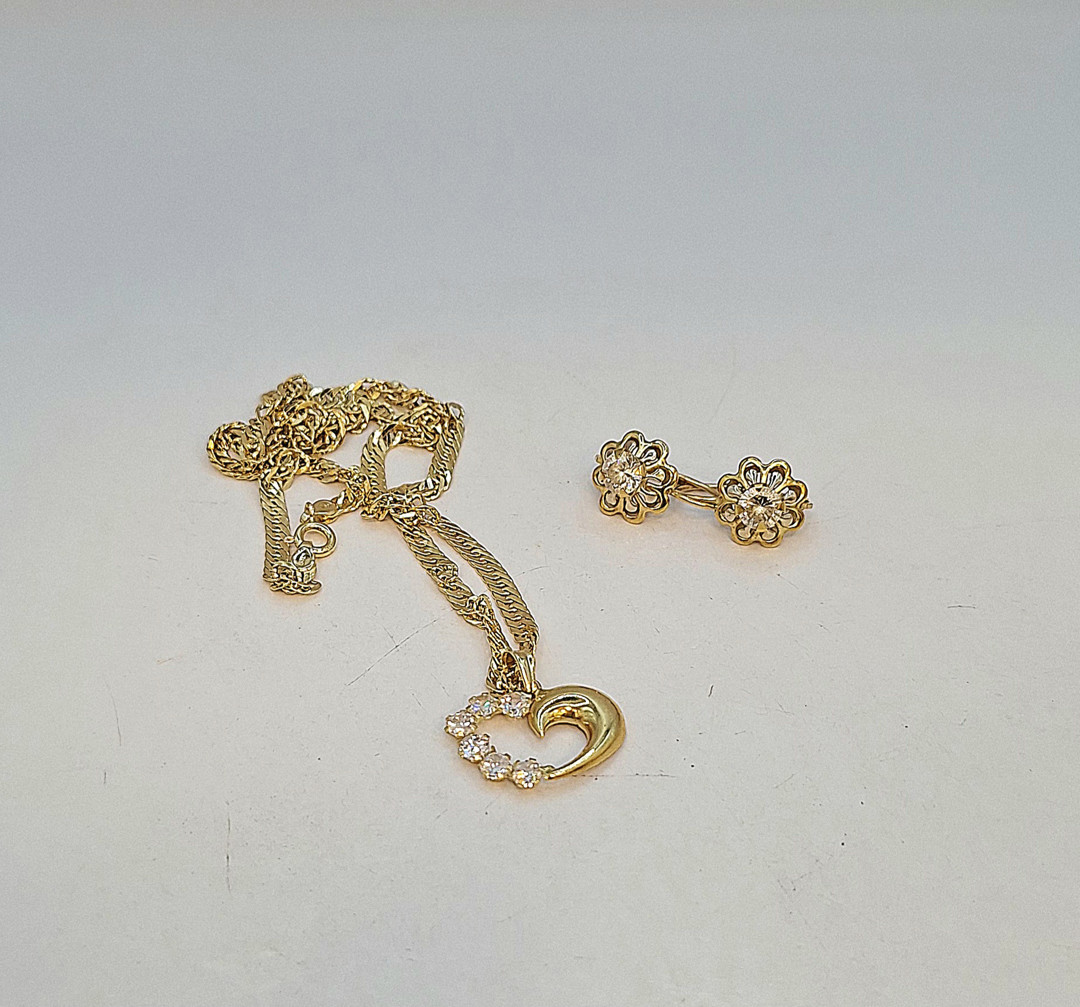 Vari oggetti oro pietre