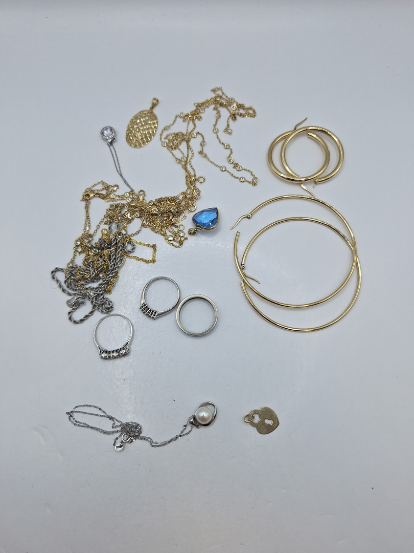 Vari oggetti in oro pietre diamantini 